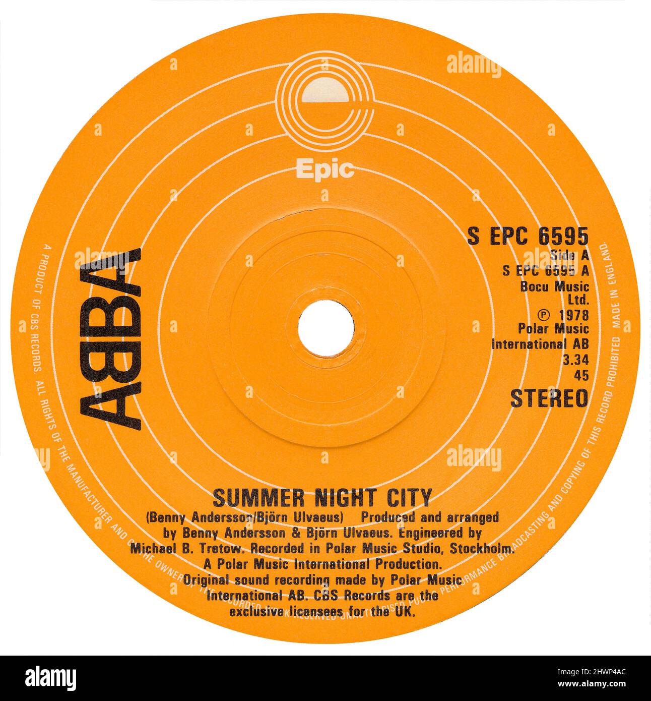 45 RPM 7' britisches Plattenlabel von Summer Night City von ABBA. Geschrieben, arrangiert und produziert von Benny Andersson und Bjorn Ulvaeus. Veröffentlicht im September 1978 auf Epic Records. Stockfoto