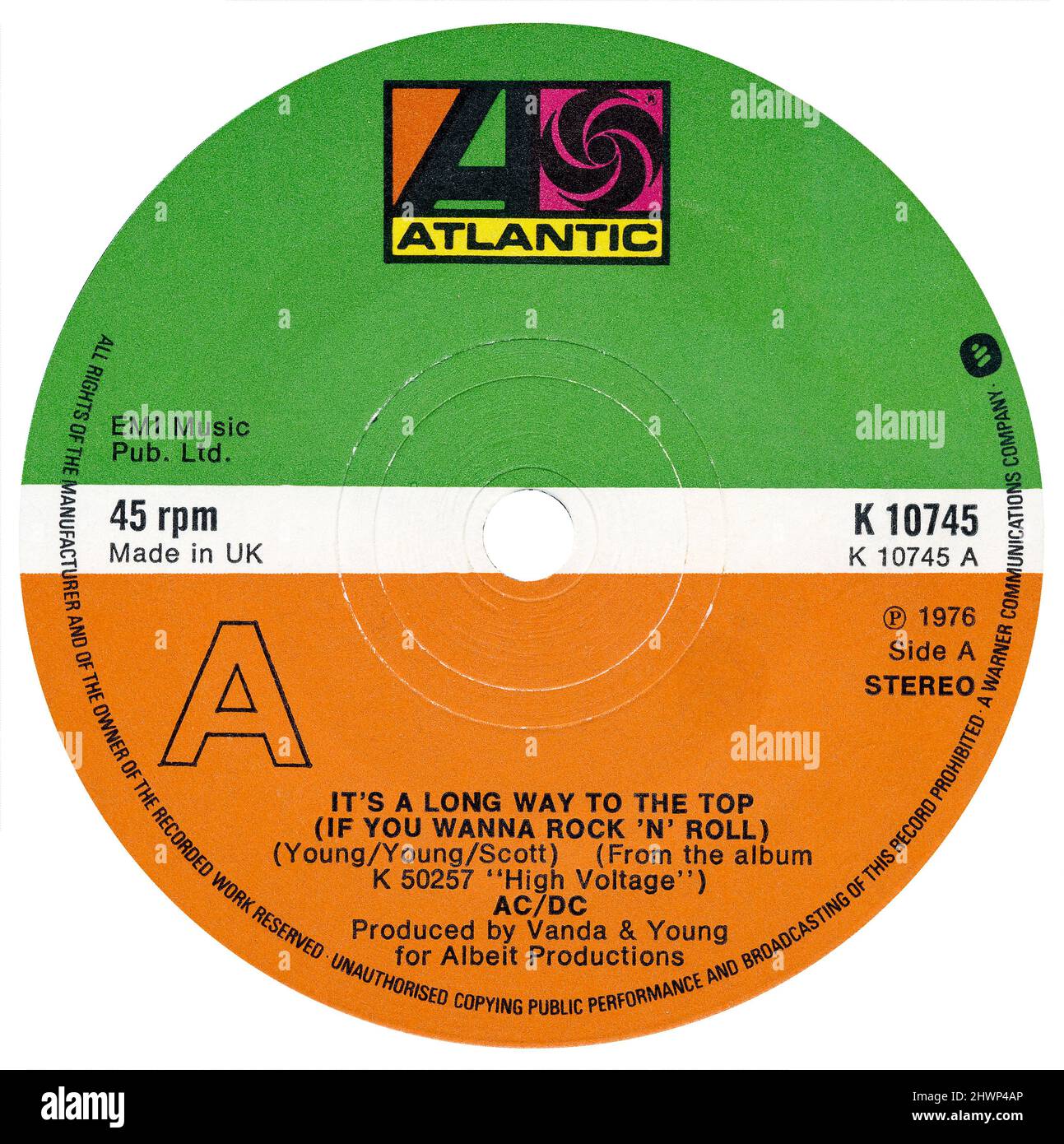 45 RPM 7' britisches Plattenlabel von IT's A Long Way To The Top (If You Wanna Rock 'n' Roll) von AC/DC. Geschrieben von Angus Young, Malcolm Young und Bon Scott und produziert von Harry Vanda und George Young. Veröffentlicht im April 1976 bei Atlantic Records. Stockfoto