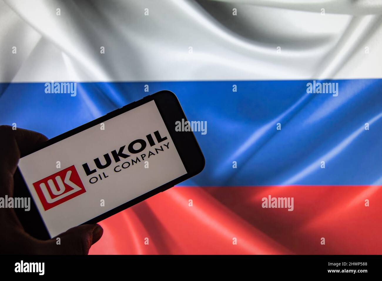 Rheinbach, Deutschland 4. März 2022, das Markenlogo des russischen Mineralölherstellers 'Lukoil' auf dem Display eines Smartphones Stockfoto