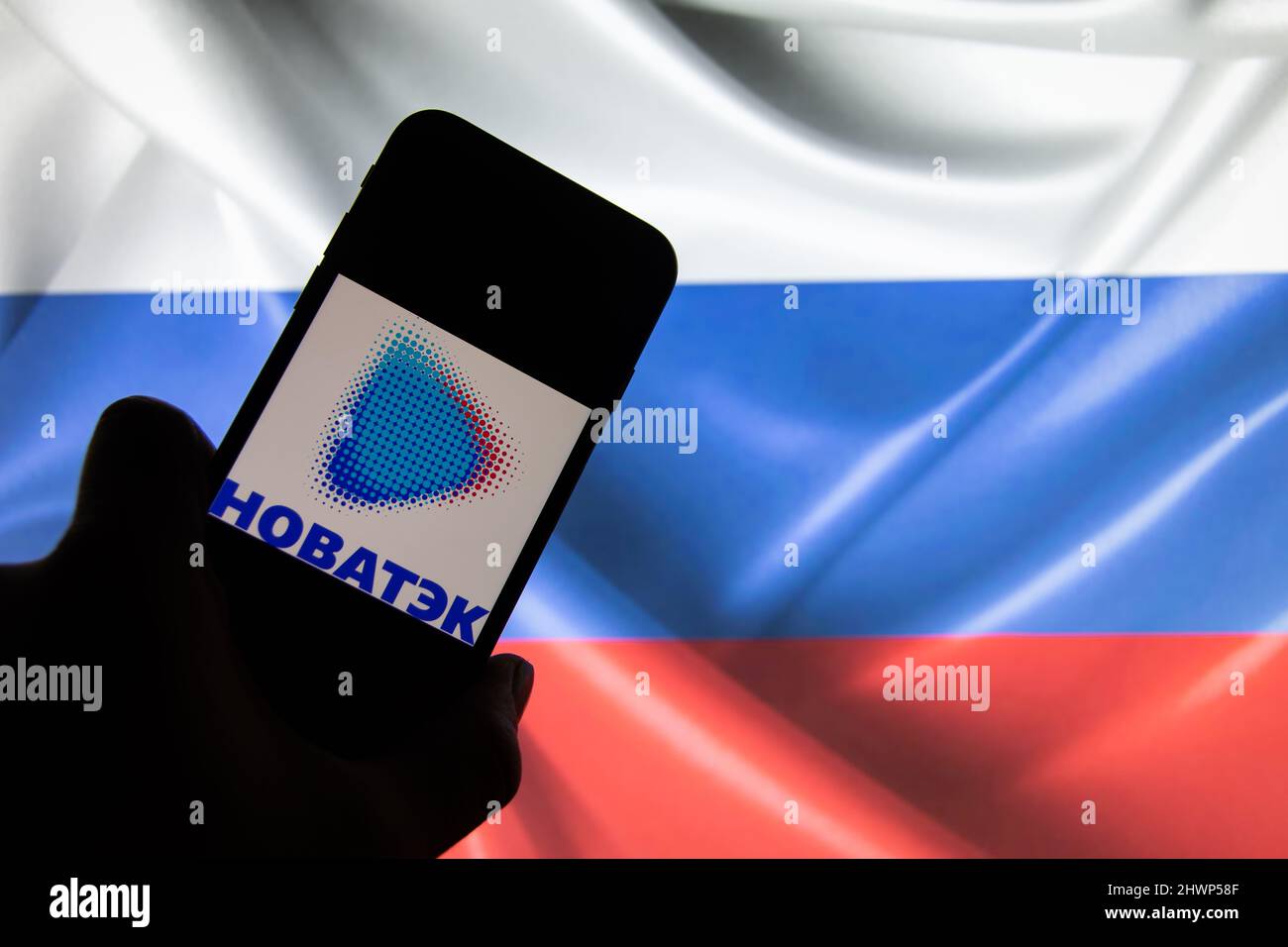 Rheinbach, 4. März 2022, das Markenlogo des russischen Energiekonzerns „Nowatek“ auf dem Display eines Smartphones (Fokus auf das Markenlogo) Stockfoto