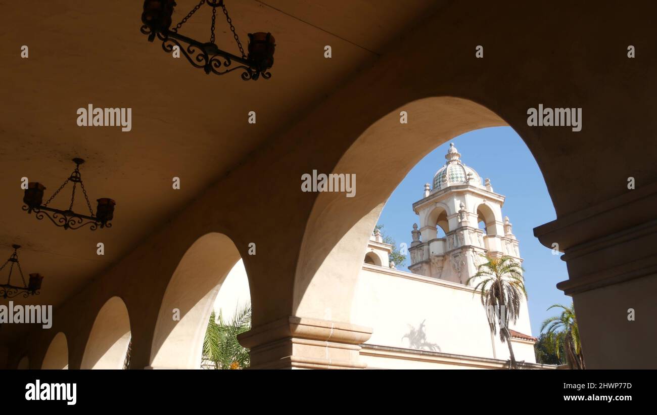 Spanische Kolonialarchitektur, Balboa Park, San Diego, Kalifornien, USA. Historisches Gebäude, klassischer Barock- oder Rokoko-Romantik-Stil. Bögen und Säulen von Casa, Torbogen, Gewölbe, Arkade oder Durchgang Stockfoto