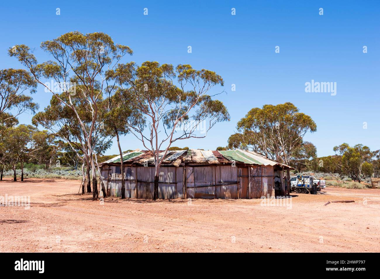 Blick auf den ursprünglichen Wellblechschuppen, der früher zum Spielen von Two Up diente, ein traditionelles Glücksspiel-Münzspiel während der Goldrausch-Ära, Kalgoorlie, Westaustrali Stockfoto