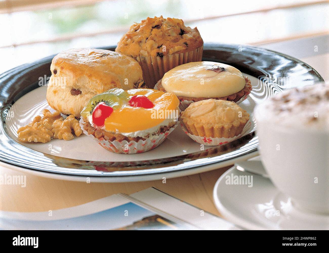 Verschiedene Gebäckstücke und Obsttörtchen, Nachmittagstee zum Mitnehmen Stockfoto