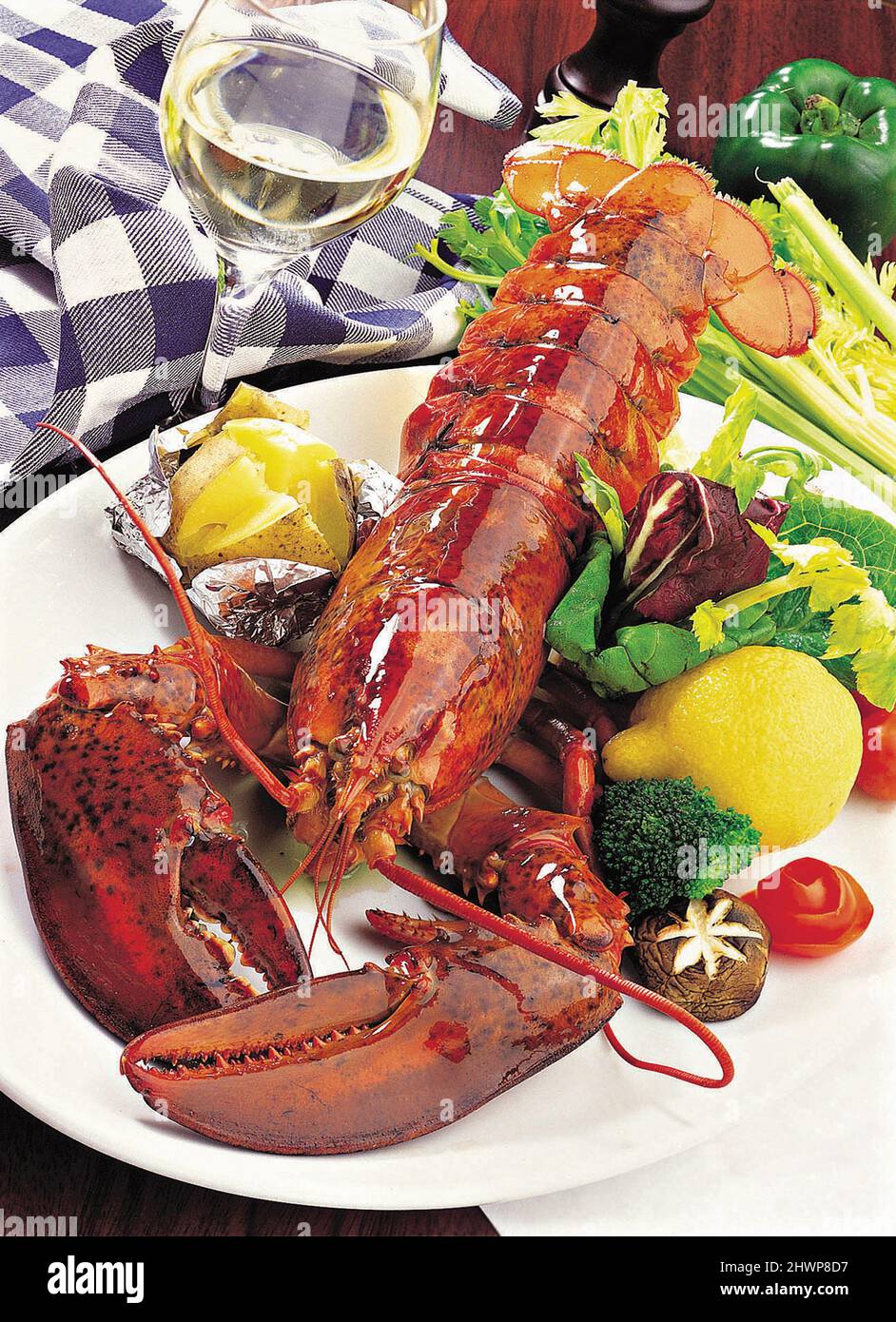 Gegrillter Hummer mit Gemüse auf dem Tisch Stockfoto