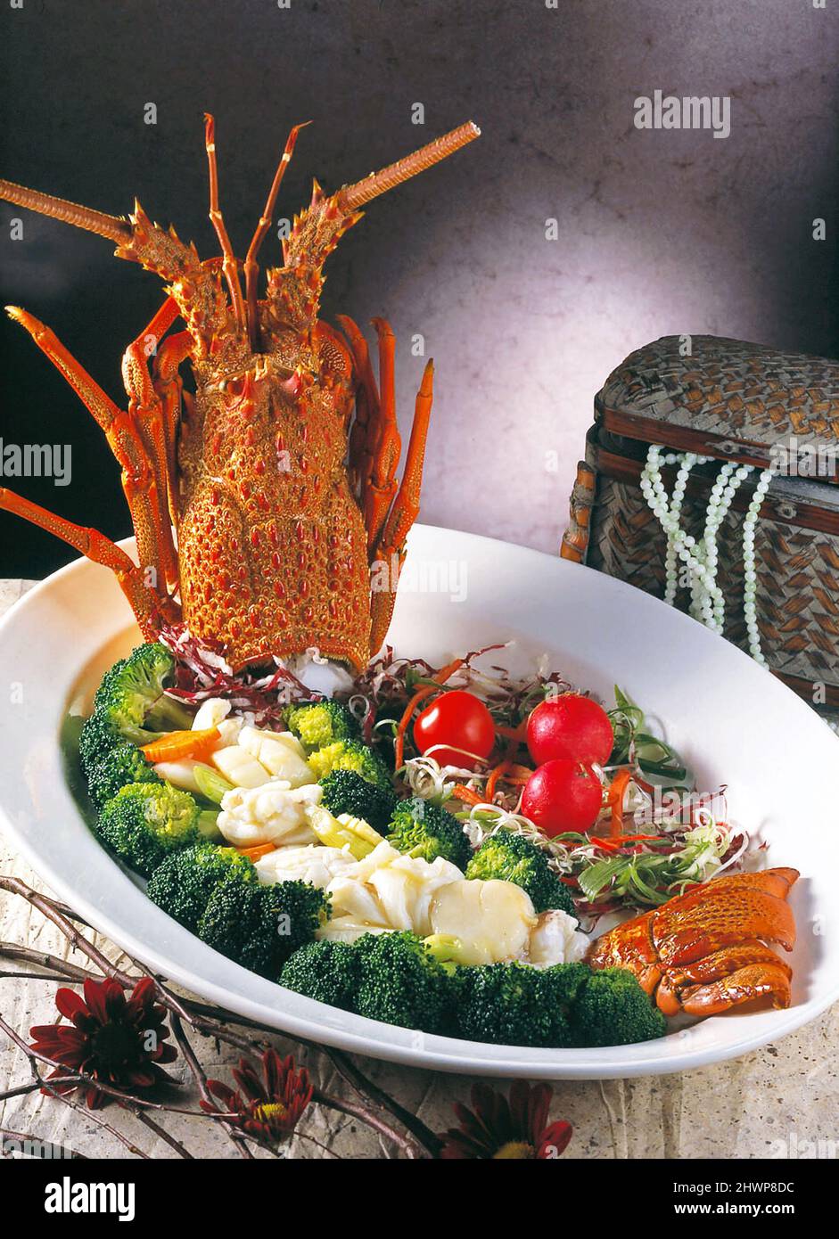 Hummer Meeresfrüchte mit Gemüse auf dem Teller serviert Stockfoto