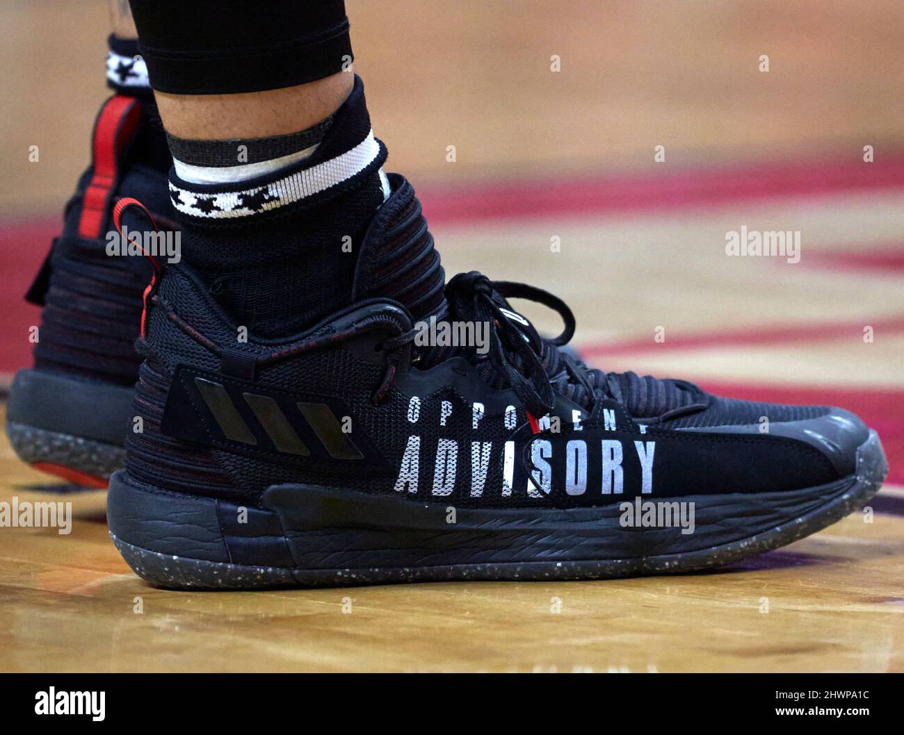 7. März 2022, Piscataway, New Jersey, USA: Adidas-Schuhe, die von Rutgers  Scarlet Knights Wache Caleb McConnell (22) während des Big Ten-Basketballs  gegen die Penn State Nittany Lions in der Jersey Mikes Arena