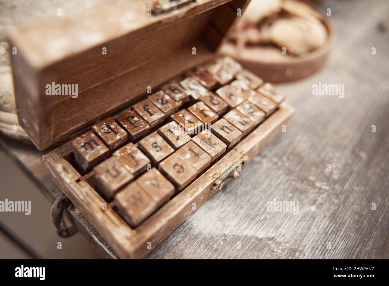 Dekoratives Alphabet-Stempel-Set aus Holz und Gummi Stockfoto