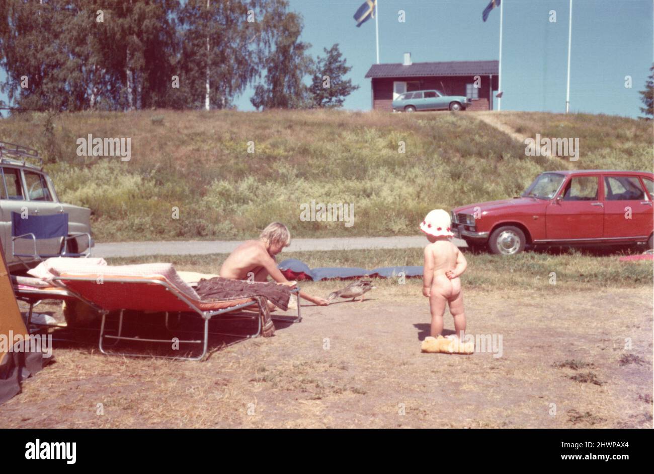 Original-Farbfoto der 1970er Jahre von Kinderwagen und Sonnenliege vor der Holzhütte, Schweden Stockfoto