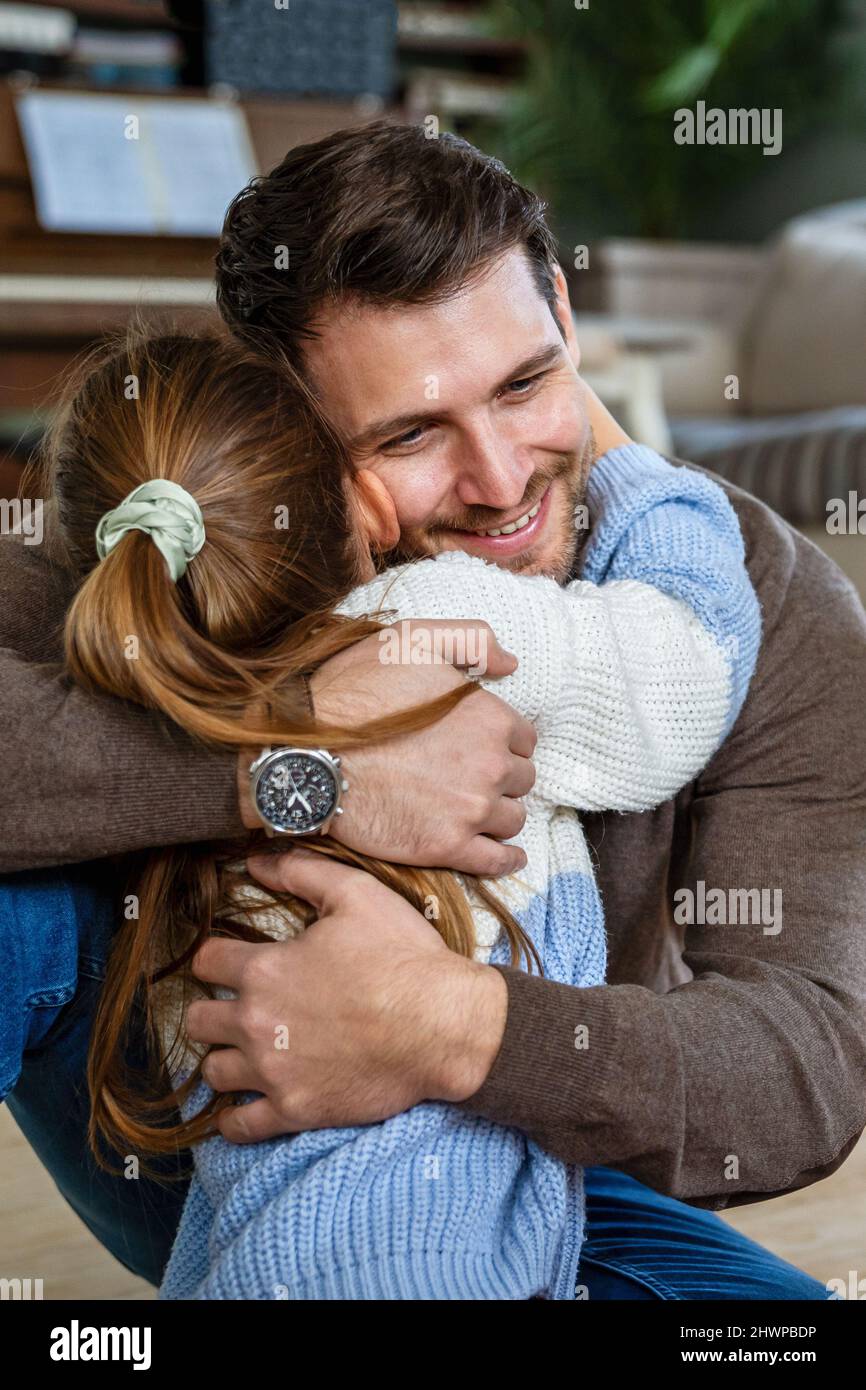 Glücklicher Vater und seine Tochter verbringen viel Zeit zu Hause Stockfoto