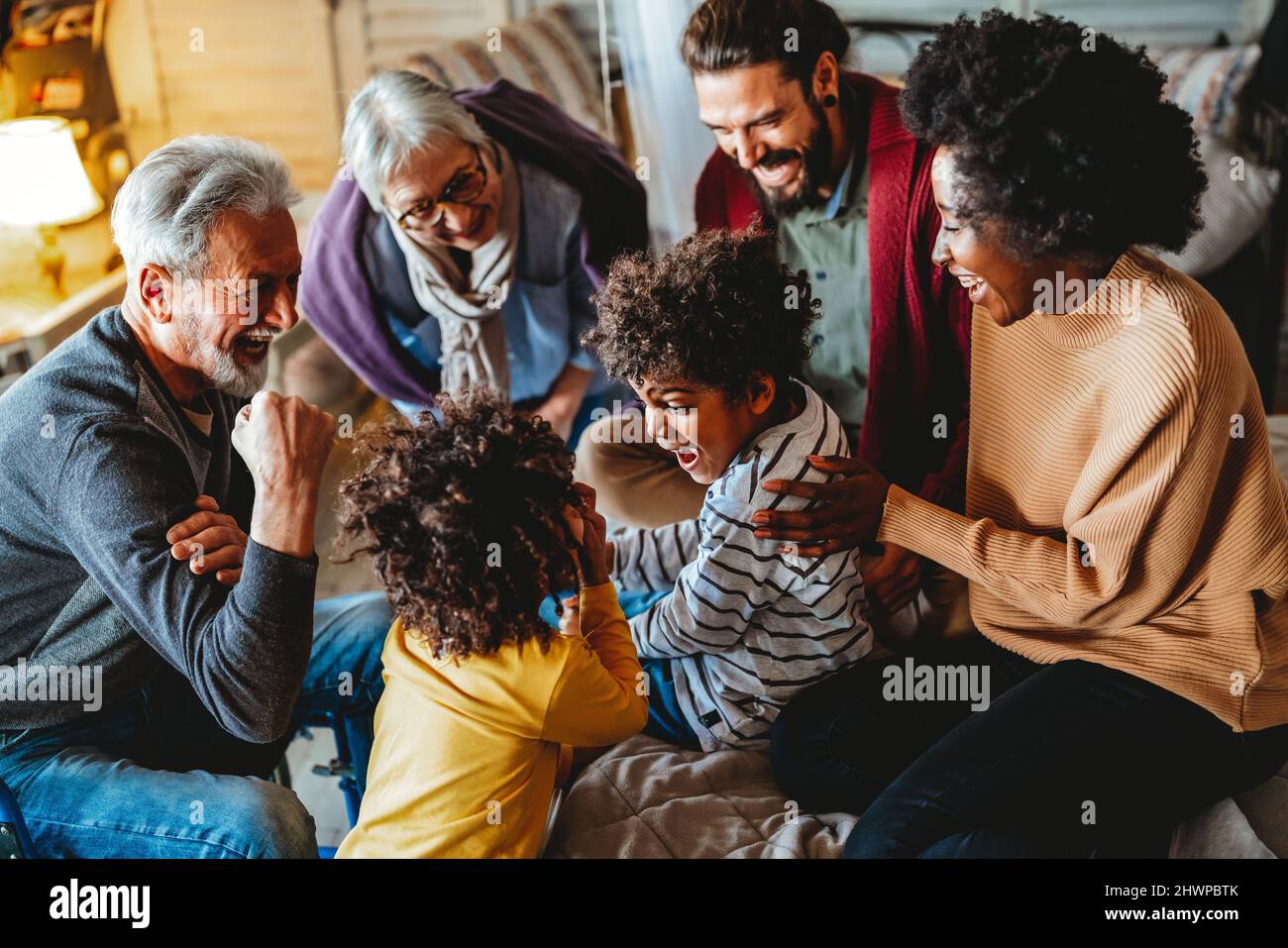 Porträt einer glücklichen multiethnischen Familie mit mehreren Generationen, die zu Hause Spaß hat Stockfoto