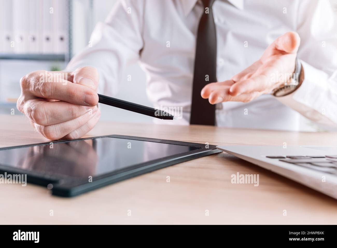 Leiharbeiter und Bankier bieten Stift und Pad an, um Dokumente mit elektronischer Signatur und selektivem Fokus zu unterzeichnen Stockfoto