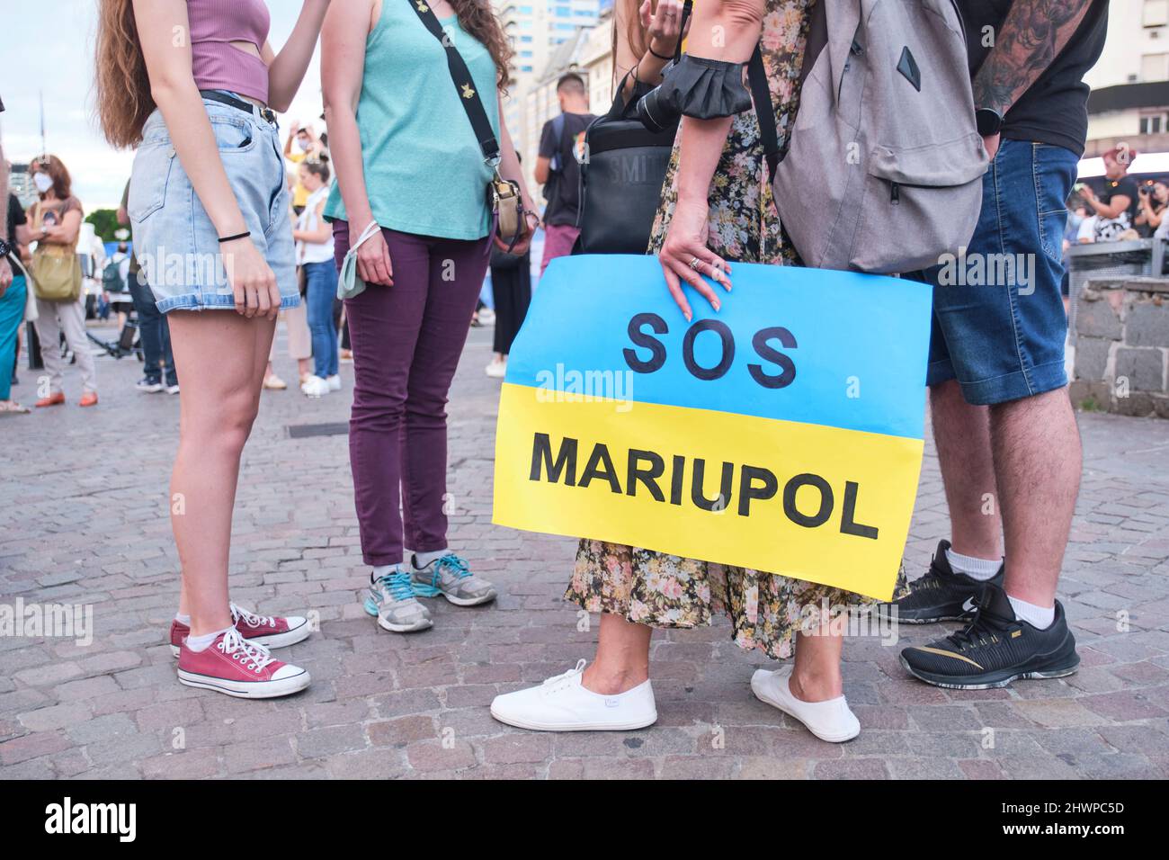 Buenos Aires, Argentinien; 6. März 2022: marsch für den Frieden in der Ukraine gegen den russischen Krieg und die Invasion. Nicht erkennbare junge Frau, die eine Ukrainerin in der Hand hält Stockfoto
