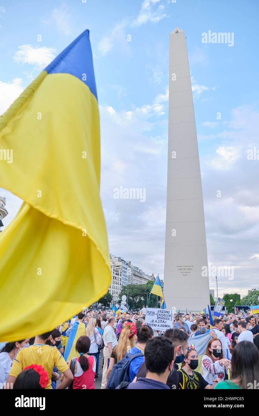 Buenos Aires, Argentinien; 6. März 2022: marsch für den Frieden in der Ukraine gegen den russischen Krieg und die Invasion; Zusammenkunft von Menschen neben dem Obelisken. Stockfoto