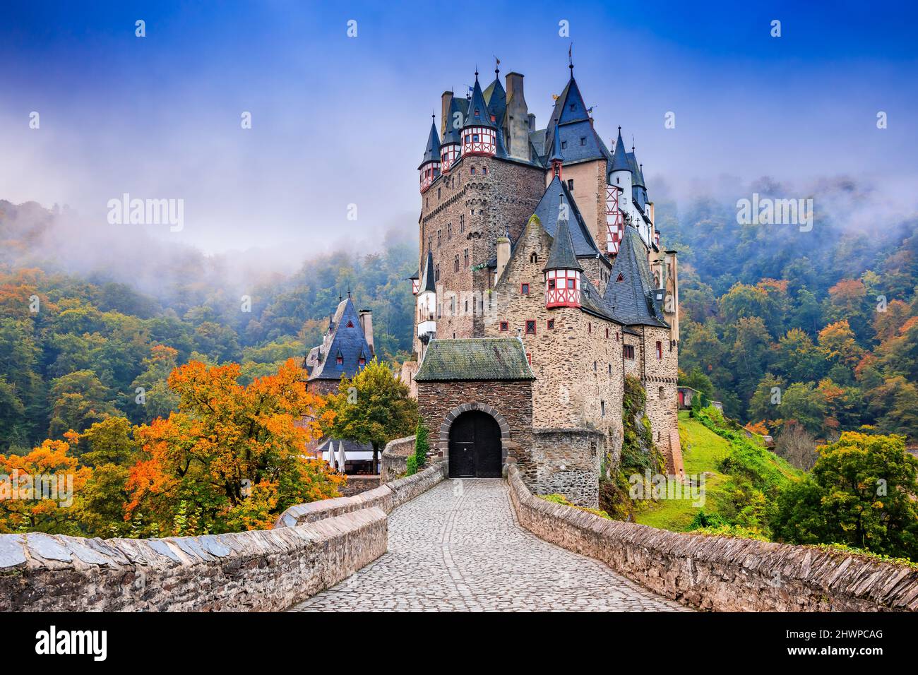 Burg Eltz oder Burg Eltz. Mittelalterliche Burg auf den Hügeln oberhalb der Mosel. Rheinland-pfalz Deutschland. Stockfoto