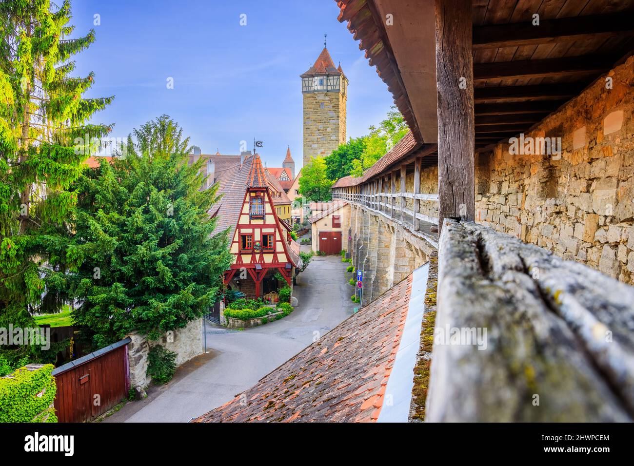 Rothenburg ob der Tauber, Bayern, Deutschland. Mittelalterliche Stadtmauer und Turm. Stockfoto