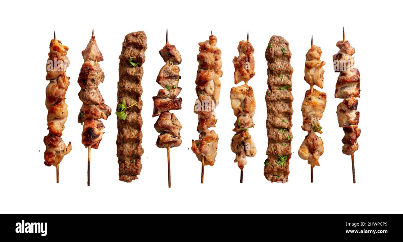 Gegrillte Fleischspieße Sorte isoliert auf weiß, Souvlaki Huhn und Schweinefleisch, Kebab Döner. Griechisches Grillessen, Blick von oben. Designelement Stockfoto