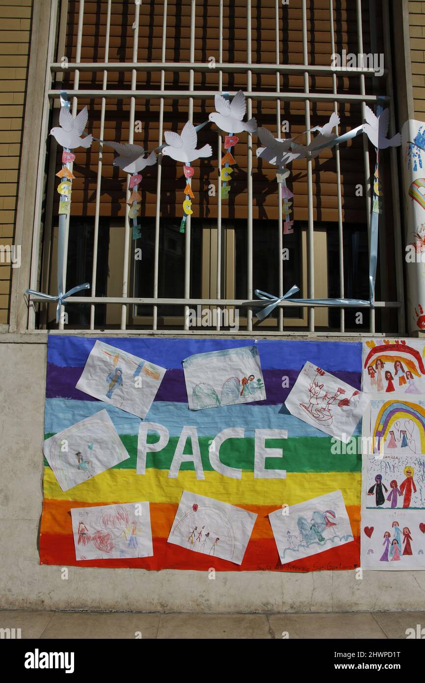 6.. März 2022 Krieg in der Ukraine - Friedensbotschaften von Kindern vor der Kindergartenschule San Gaetano in Rom, Italien Stockfoto