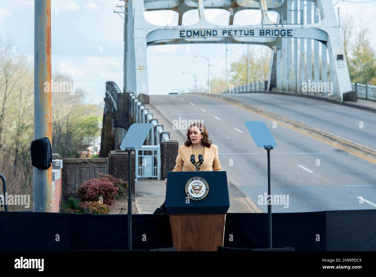 Die Vizepräsidentin der Vereinigten Staaten, Kamala Harris, nimmt vor ihrer feierlichen Überquerung der Edmund Pettus Bridge in Selma, Alabama, zur Erinnerung an den 57.. Jahrestag des Blutigen Sonntags am 6. März 2022 eine Rede ab. Kredit: Andi Reis/Pool über CNP Stockfoto