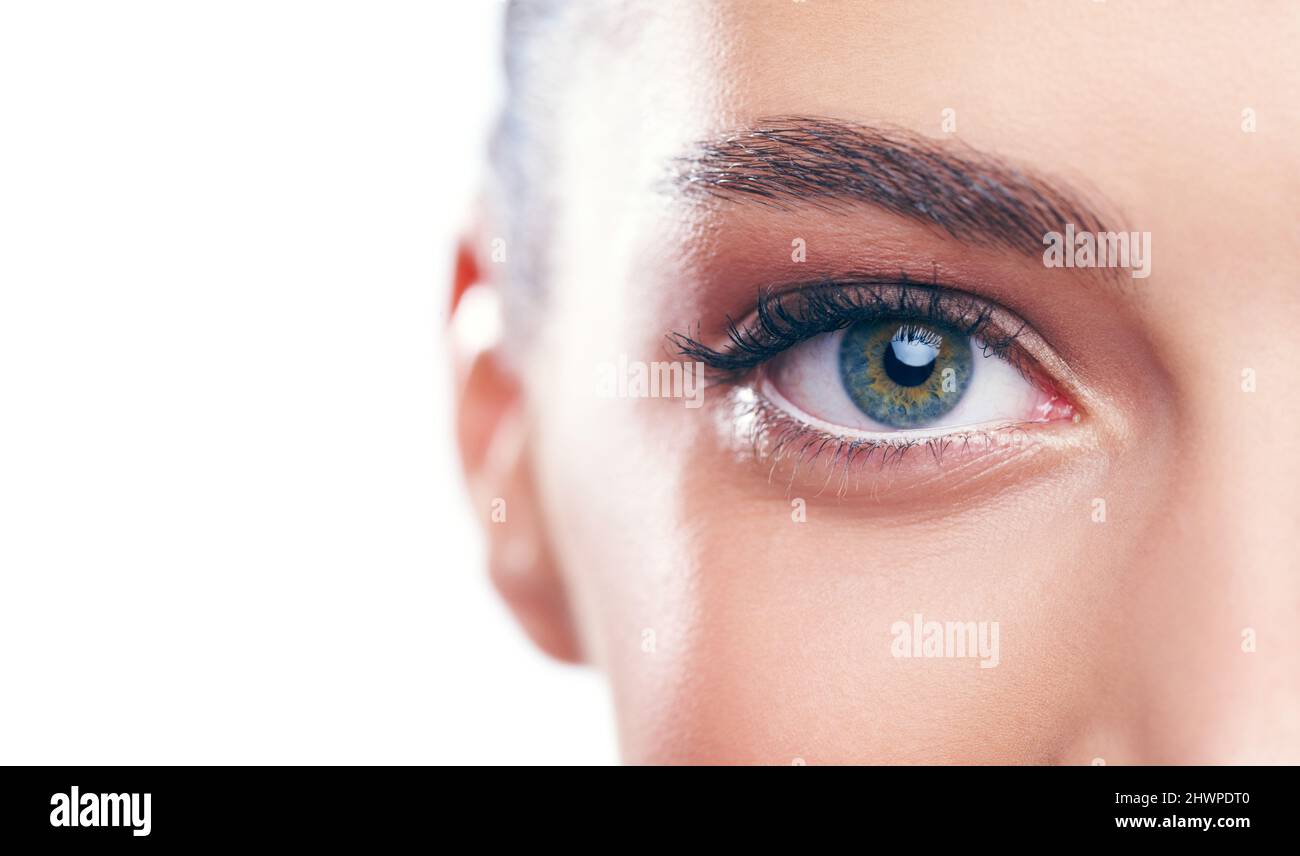 Schönheit liegt im AUGE des Betrachters. Studioportrait einer schönen jungen Frau isoliert auf Weiß. Stockfoto