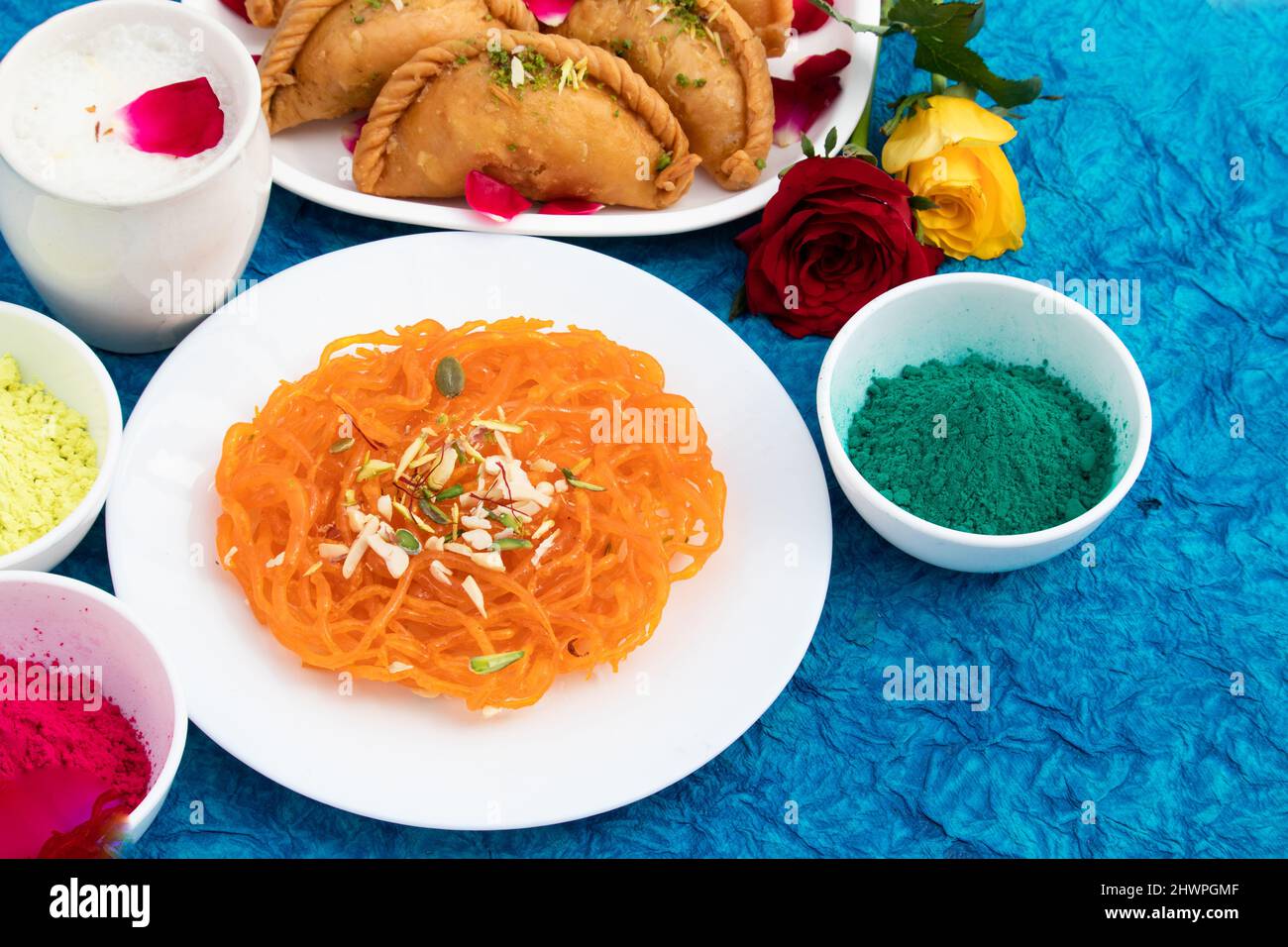 Holi Food Theme - Indischer Mithai Jalebi Ghewar Bekannt Als Jilapi, Jilebi, Jilipi, Zulbia, Jerry, Mushabak Mit Gujia Auch Gujiya, Pirukiya, Pedaki Genannt Stockfoto