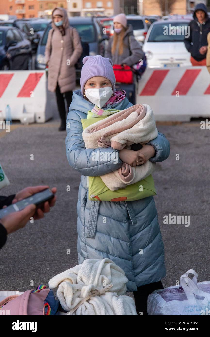 Ferrara, Den 5. März 2022. Ukraine Flüchtlinge aus Russland Ukraine Krieg kommen in Ferrara, Italien. Kredit: Filippo Rubin / Alamy Live Nachrichten Stockfoto