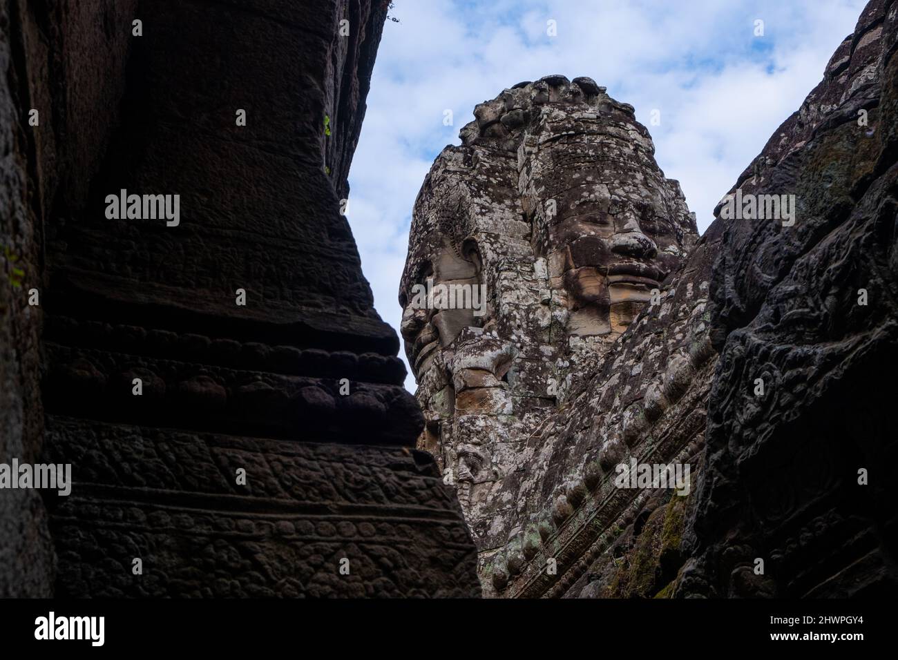 Die beeindruckenden Steinwände des Bayon-Tempels im Angkor Archeological Park, Siem Reap, Kambodscha Stockfoto