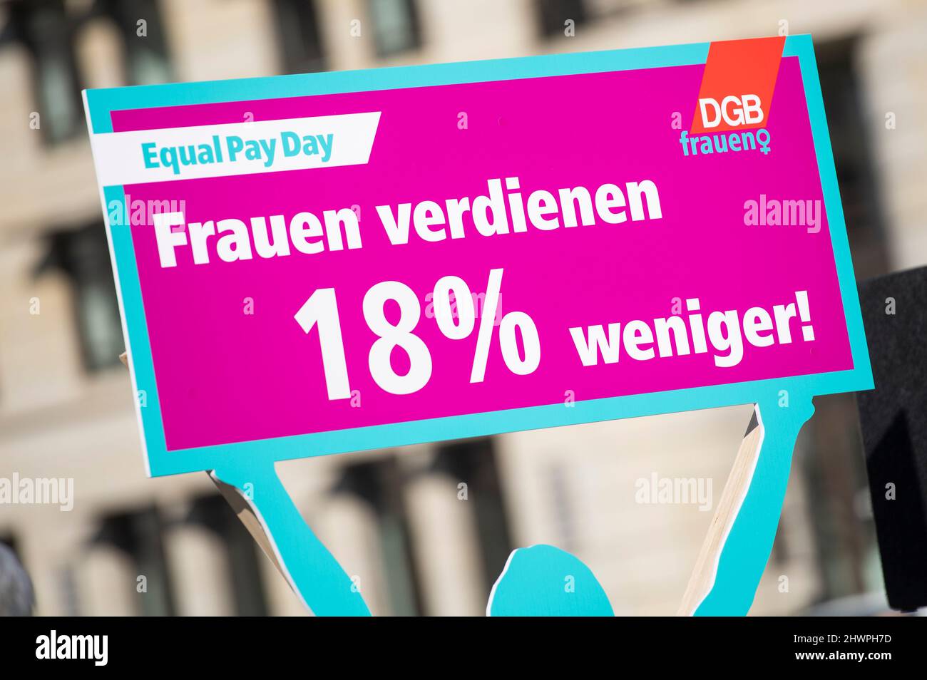 Berlin, Deutschland. 07. März 2022. Auf einer Pressekonferenz gibt es einen Stand mit der Aufschrift „Frauen verdienen 18 % weniger! Am 7. März wird in Deutschland der Tag der Lohngleichheit gefeiert, der die Aufmerksamkeit auf die Lohnunterschiede zwischen Frauen und Männern lenken soll. Quelle: Christophe Gateau/dpa/Alamy Live News Stockfoto