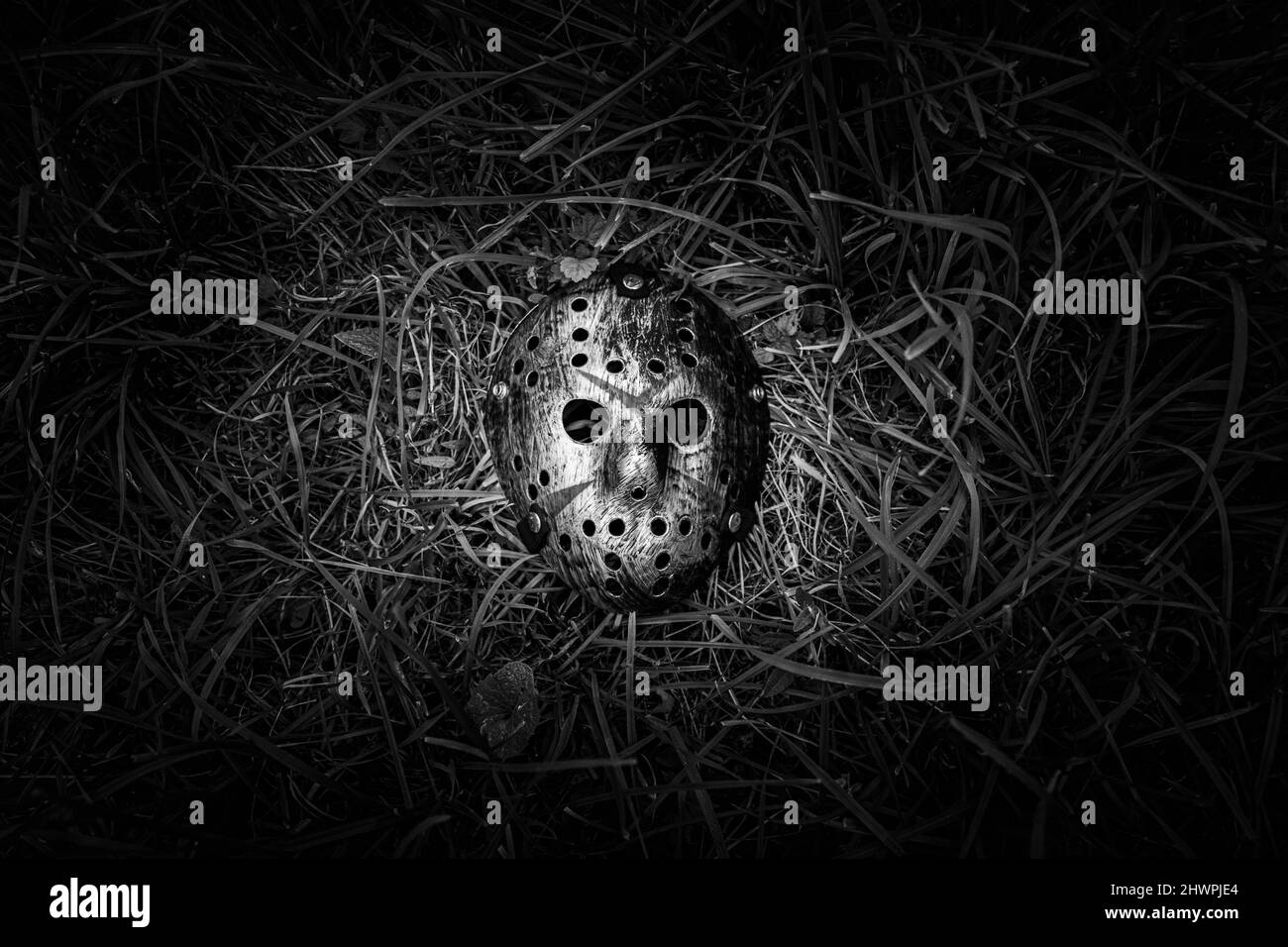 Gruselige Stahl Hockey Maske liegt auf dem Boden in BW Stockfoto