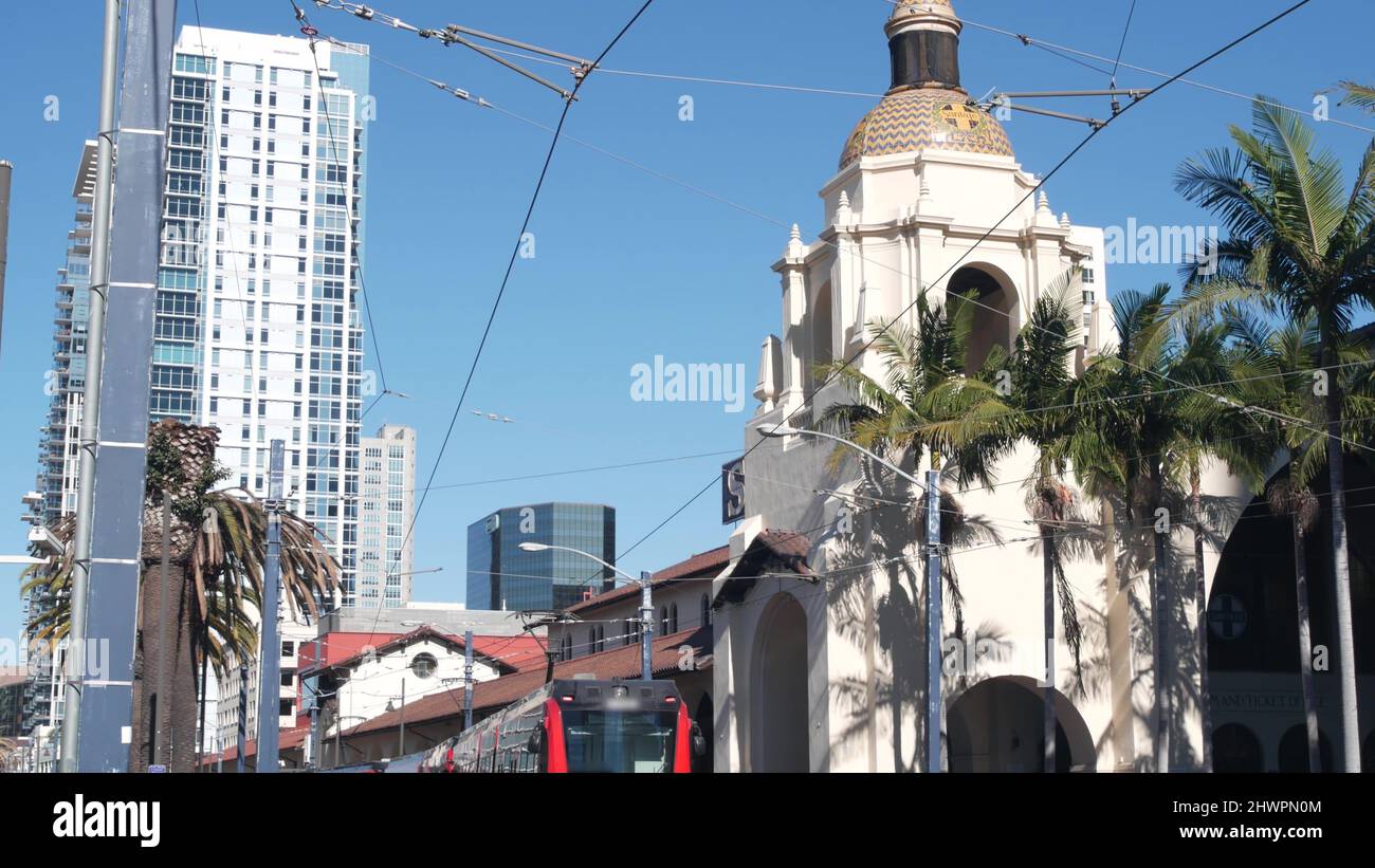 Alter historischer Bahnhof Santa Fe Depot, spanischer Kolonialstil, Architektur von 1915. Eisenbahnterminal, San Diego, California Rail way Junction, USA. Plattform für den öffentlichen Personenverkehr. Stockfoto