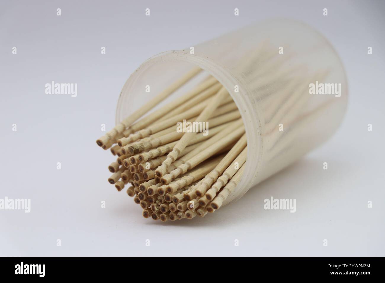 Hölzerne Zahnstocher in der Halterung auf weißem Hintergrund Stockfoto