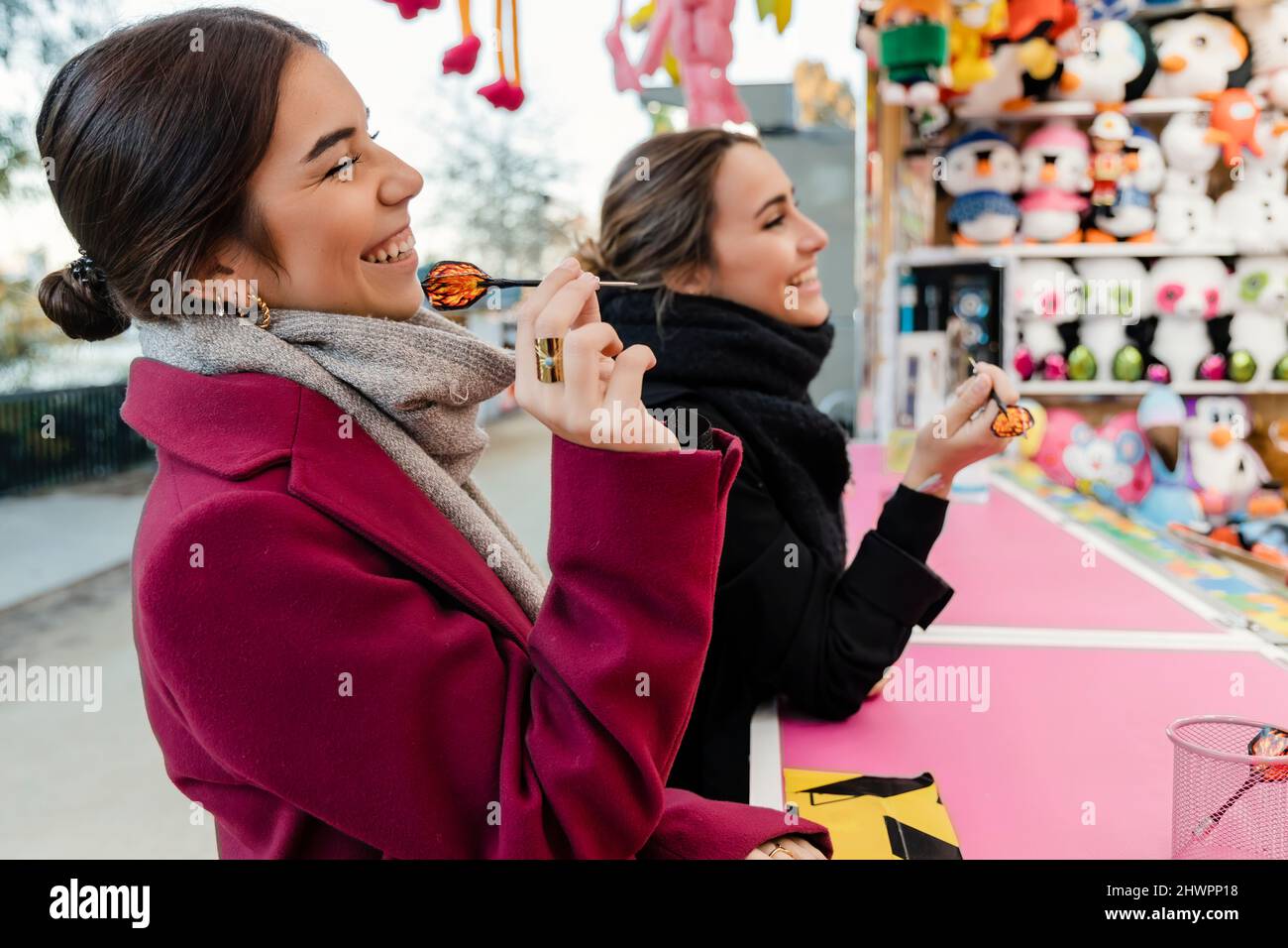 Glückliche Freunde spielen Dartspiel am Straßenmarkt Stand Stockfoto