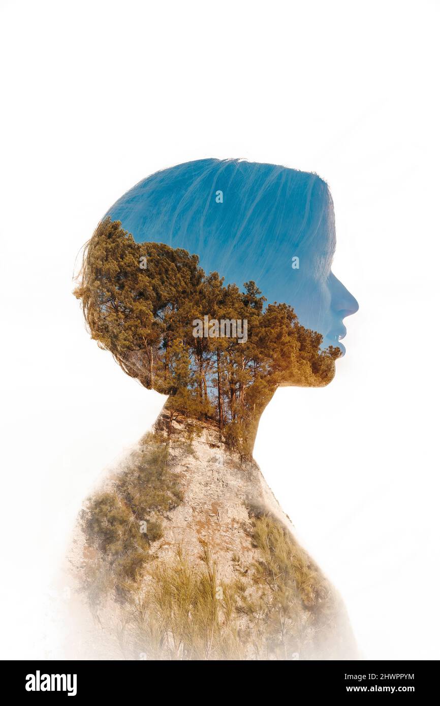 Doppelte Exposition von Frau mit Nadelwald Stockfoto