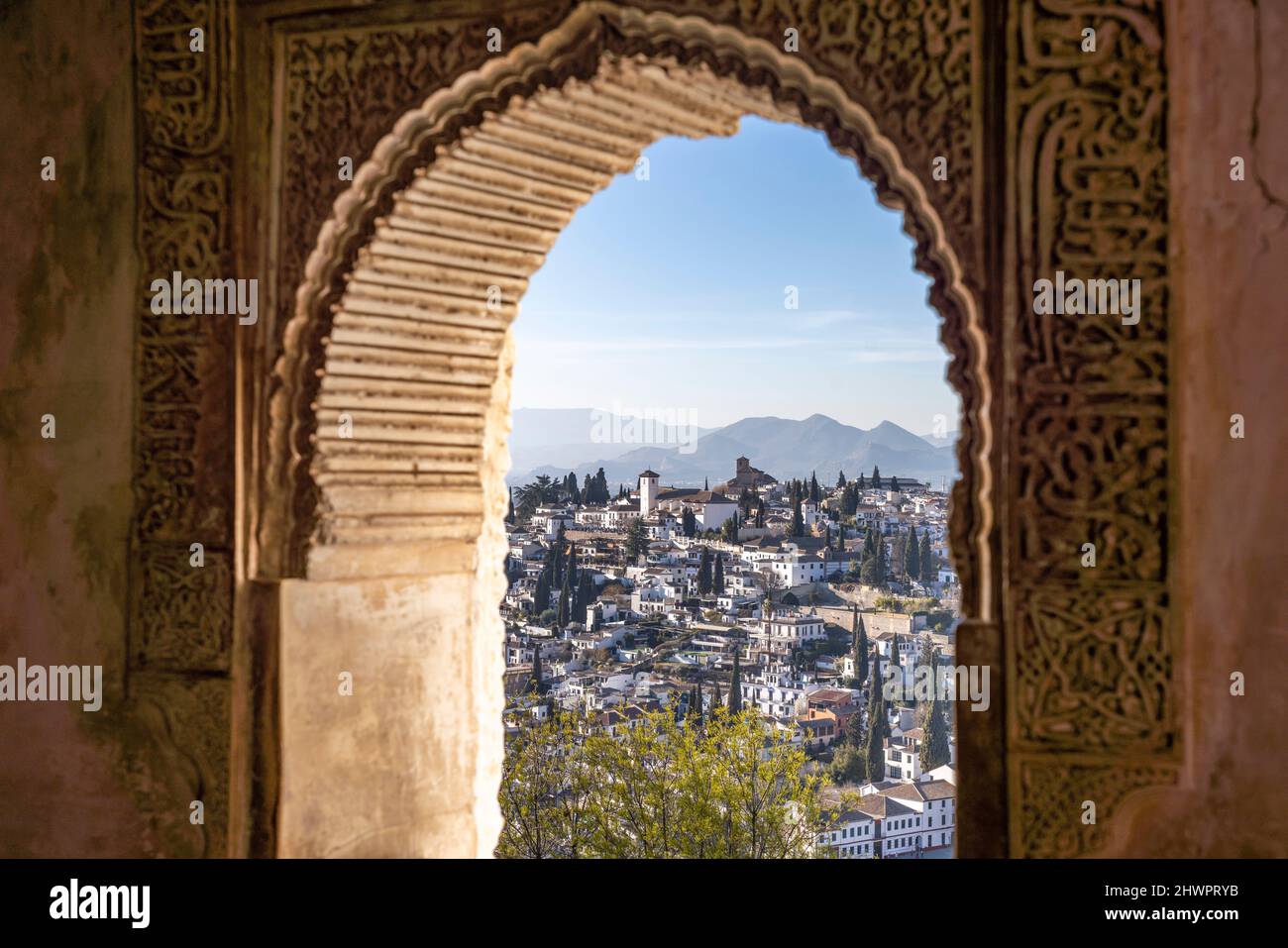 Palacio de Generalife Fenster mit Blick auf Granada, Welterbe Alhambra in Granada, Andalusien, Spanien | Palacio de Generalife Fensteransicht über Gran Stockfoto