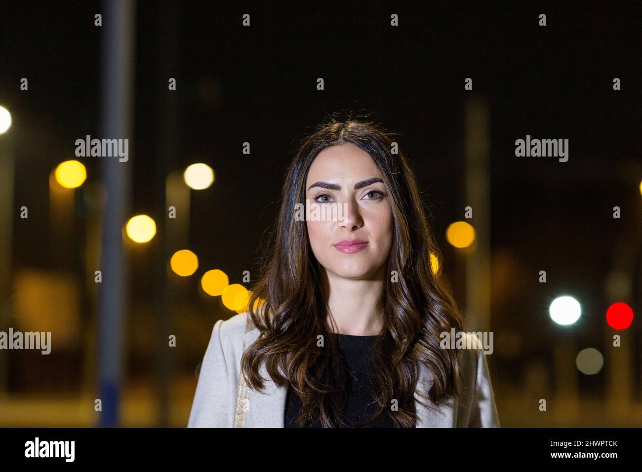 Junge Frau Nacht Fotos Und Bildmaterial In Hoher Aufl sung Alamy junge-frau-nacht-fotos-und-bildmaterial-in-hoher-aufl-sung-alamy