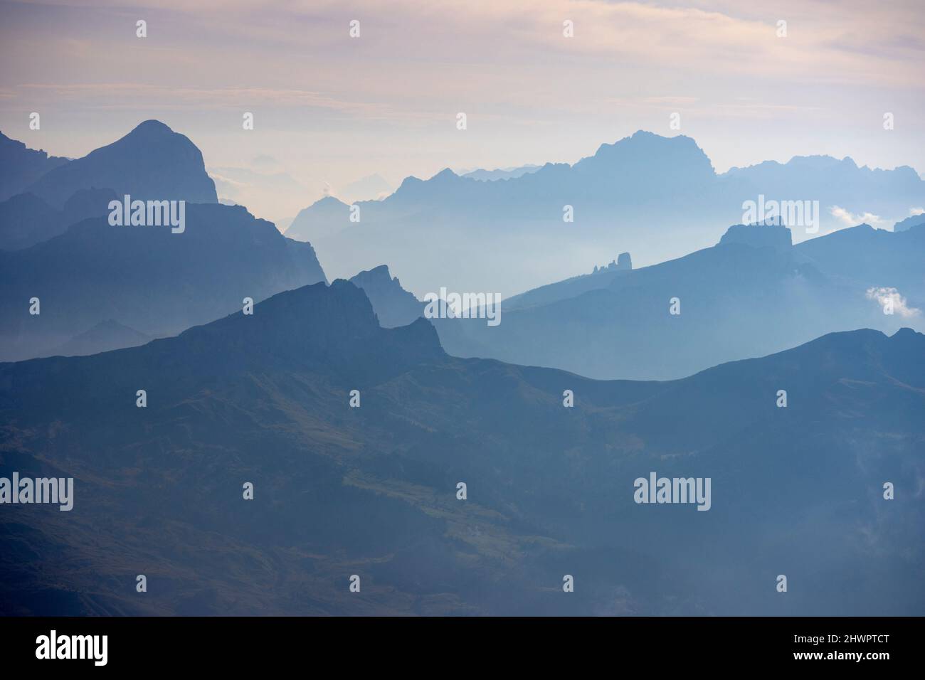 Dolomitengebirge vom Piz Boe bei Sonnenaufgang, Trentino-Alto Adige, Italien Stockfoto
