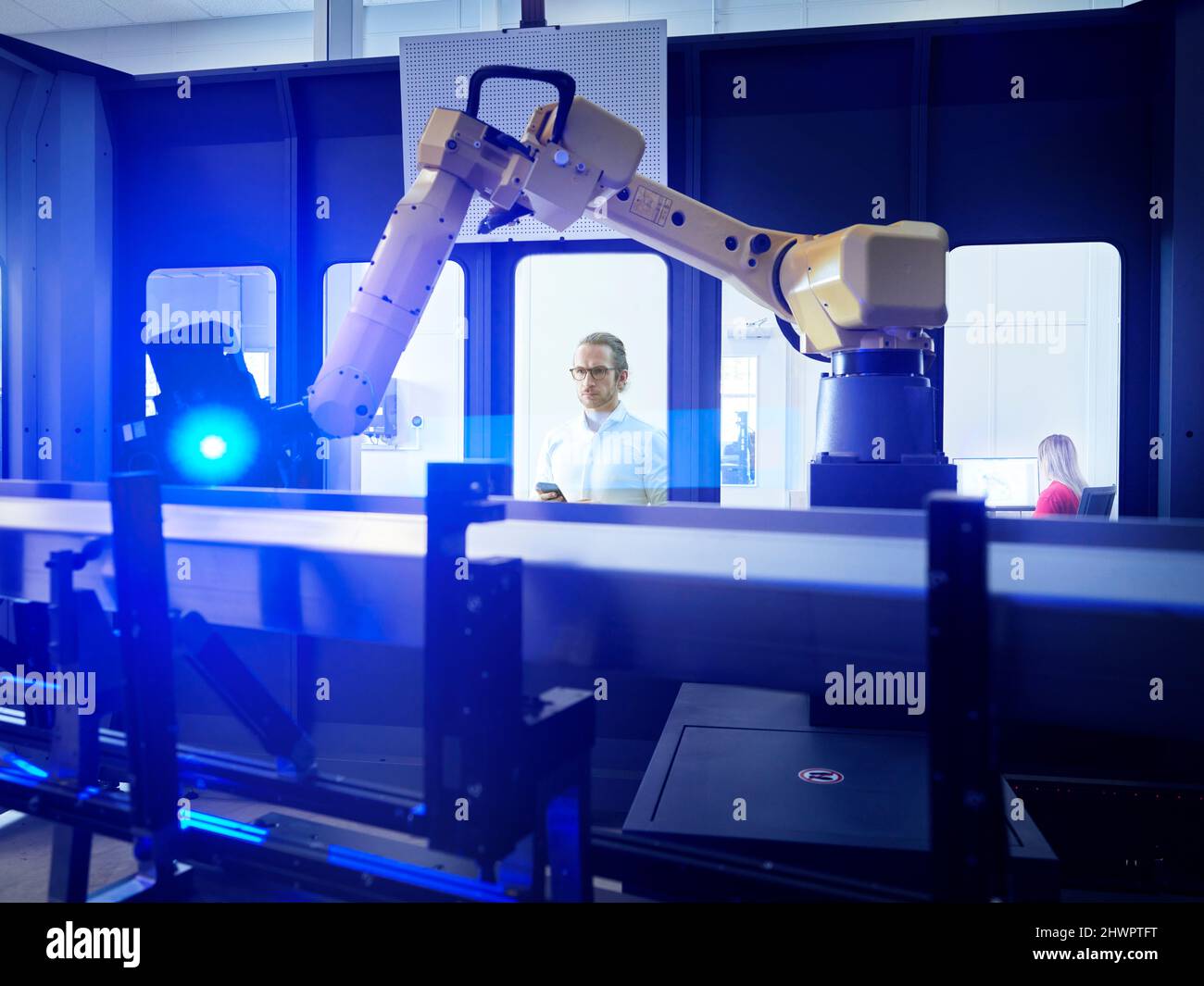 Ingenieur, der Vermessungsroboter untersucht und 3D durch Glasfenster in der Industrie scannt Stockfoto