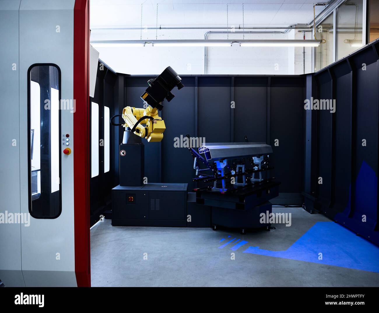 Vermessungsroboter und 3D Scan mit automatisierten Maschinen in der Industrie Stockfoto