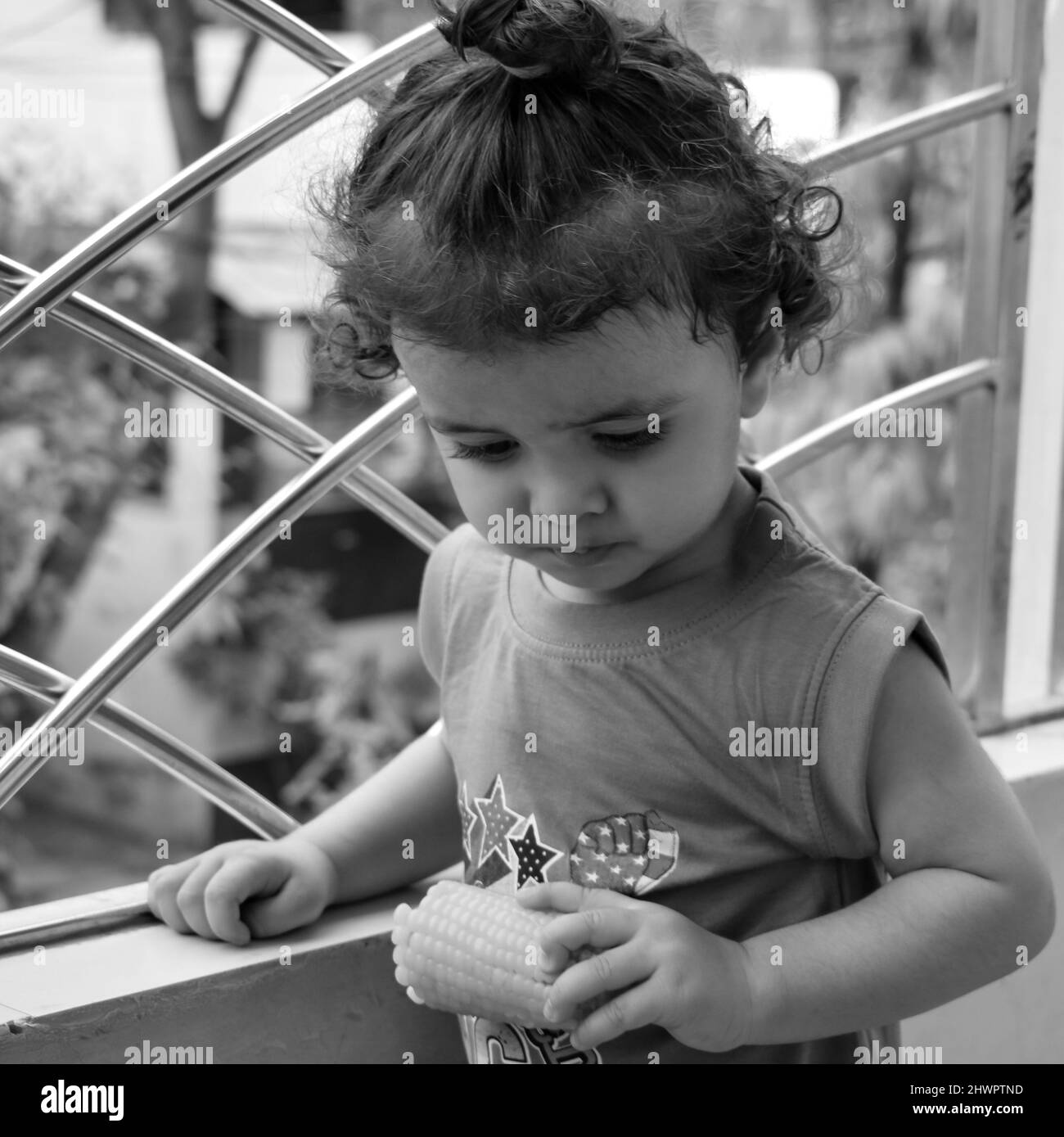 Netter kleiner Junge Shivaay zu Hause Balkon während der Sommerzeit, Sweet kleiner Junge Fotoshooting während des Tages Licht, kleiner Junge zu Hause genießen während Foto Sho Stockfoto