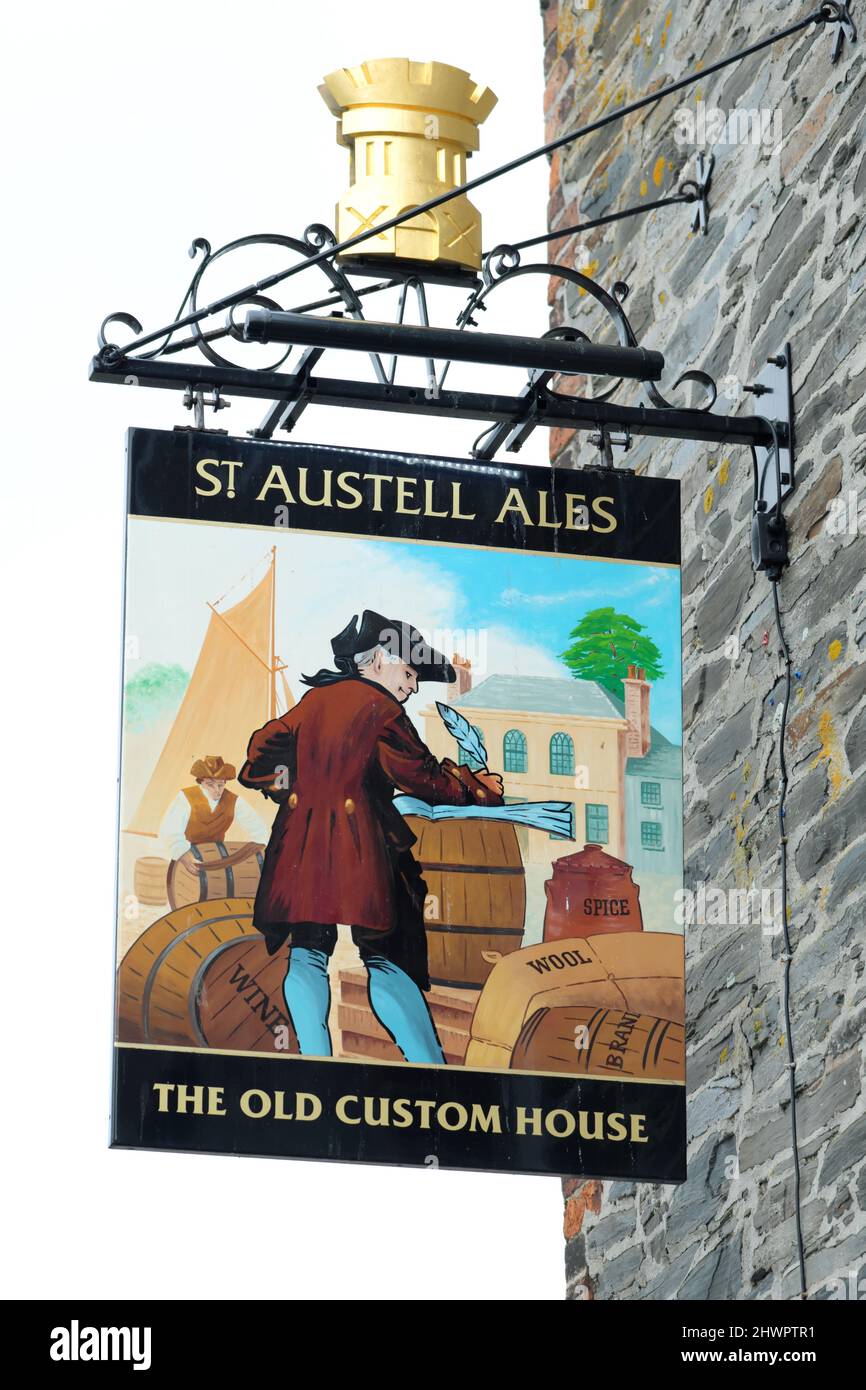 Padstow Cornwall – das Schild „Old Custom House Pub“, das von St. Austell Ales geführt wird Stockfoto
