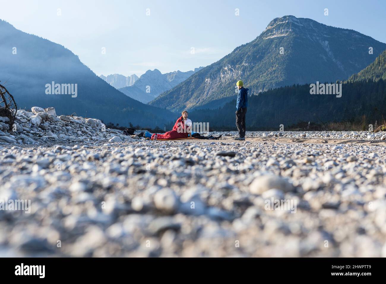 Mann, der von einem Freund im Karwendelgebirge im Urlaub aufwacht, Bayern, Deutschland Stockfoto