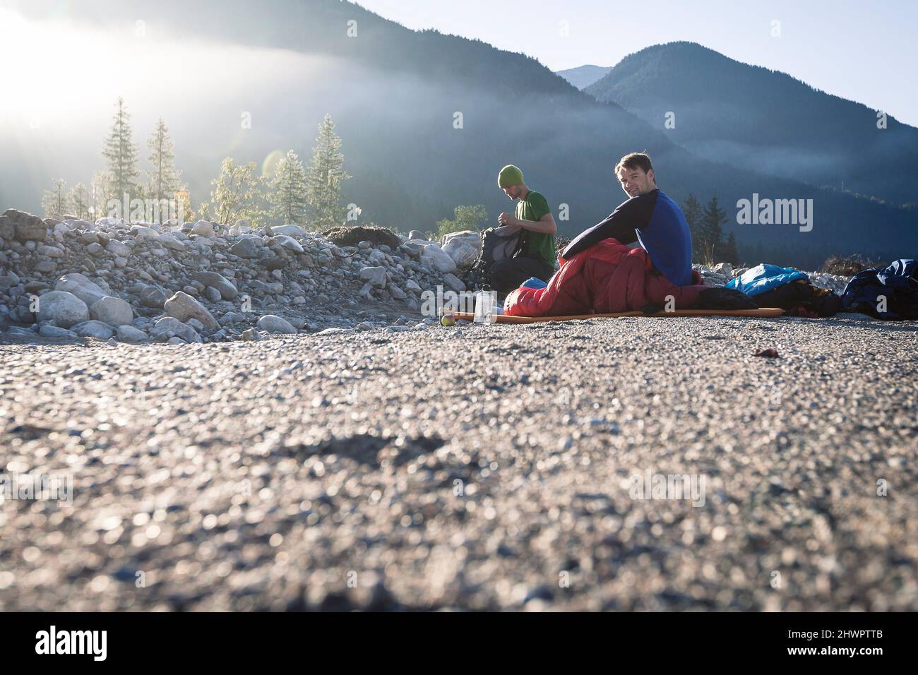 Freunde wachen im Karwendelgebirge, Bayern, Deutschland auf Stockfoto