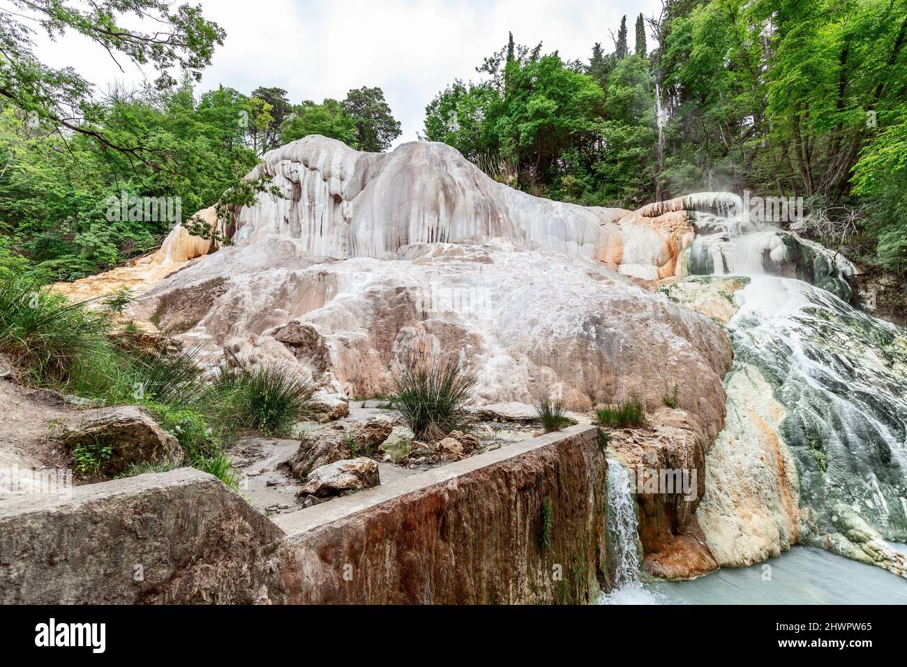 Ein mit Kalzium angereichertes Mineralwasser erzeugt einen Wasserfall auf den Felsen (La Balena Bianca) in Bagni San Filippo. Toskana, Italien Stockfoto
