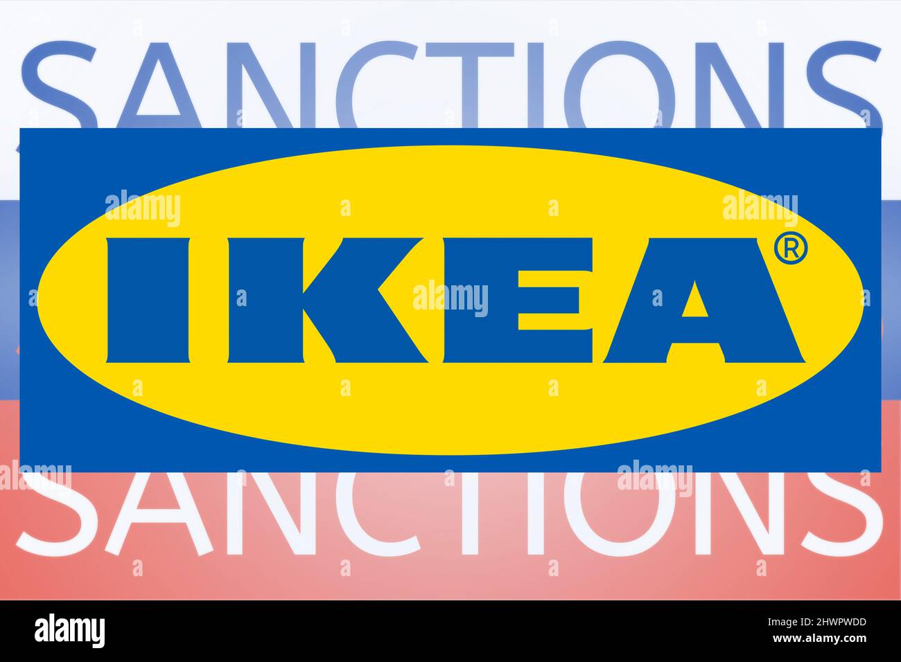 IKEA-Logo vor der russischen Flagge. Sanktionen gegen Russland wegen seiner Invasion in der Ukraine. März 2022, San Francisco, USA Stockfoto