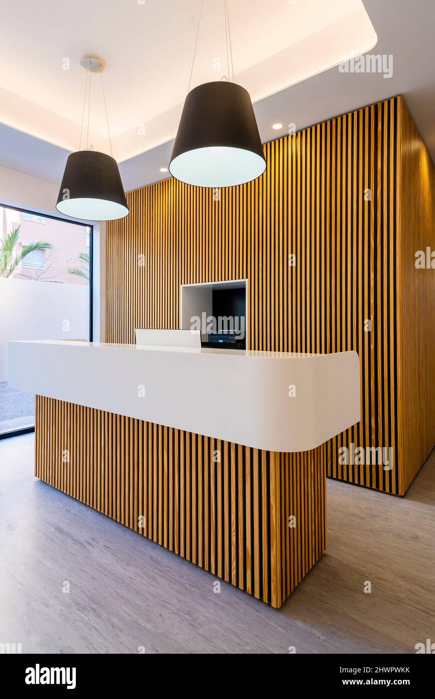 Leerer Rezeptionstresen in der modernen Klinik Stockfoto