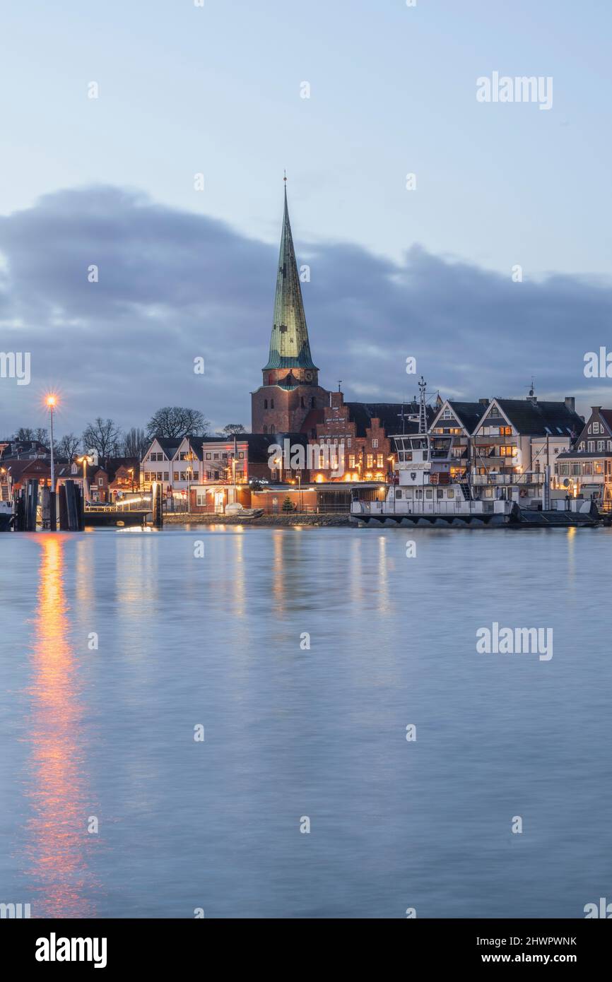 Deutschland, Schleswig-Holstein, Lübeck, Skyline von Travemunde in der Abenddämmerung Stockfoto