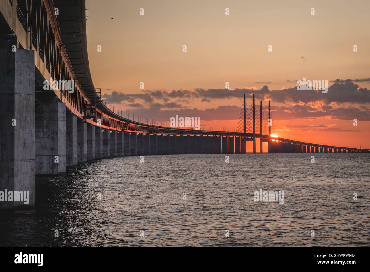 Schweden, Skane County, Malmö, Öresund-Brücke bei Sonnenuntergang Stockfoto