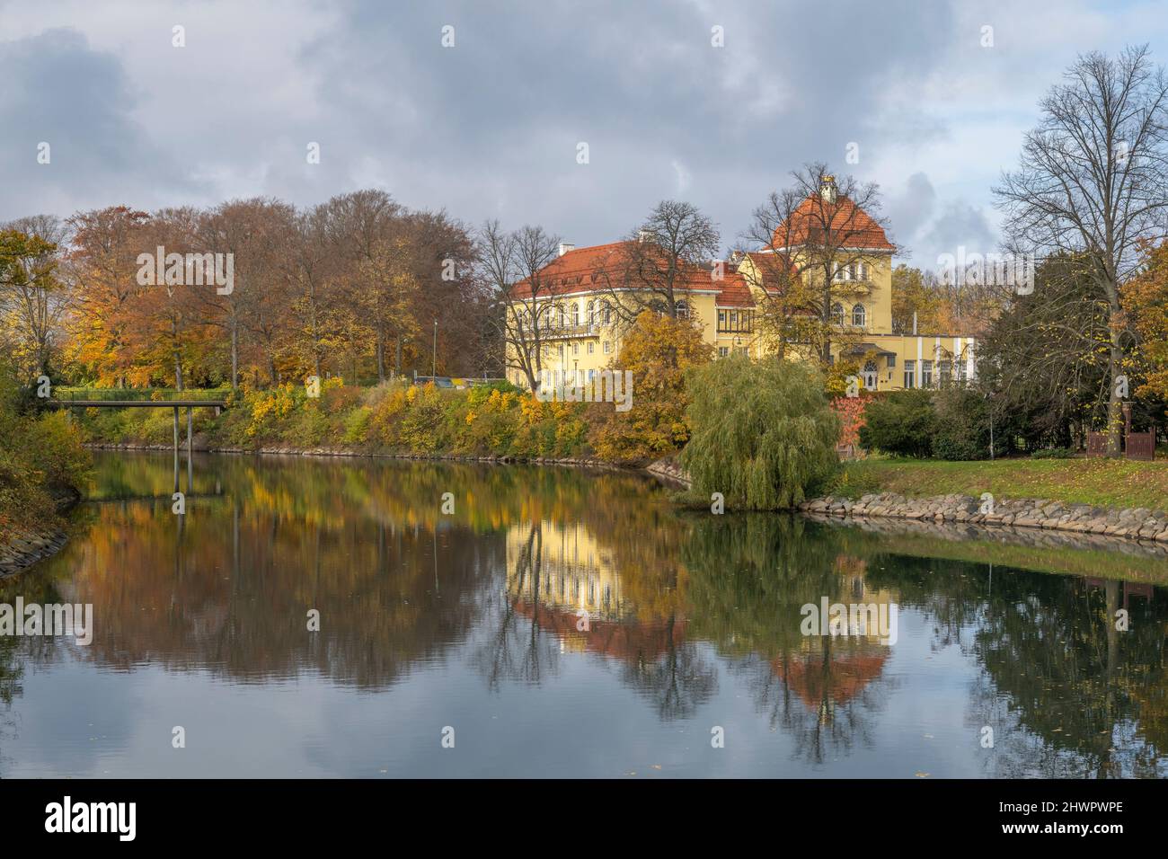 Schweden, Skane County, Malmö, Kungsparken im Herbst mit Casino im Hintergrund Stockfoto