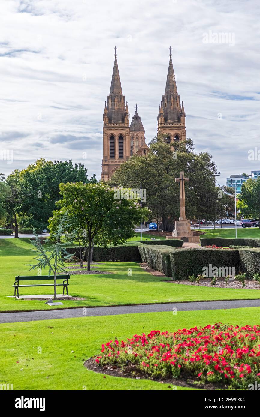 Australien, Südaustralien, Adelaide, Springtime Park vor der Kathedrale von Saint Peters Stockfoto