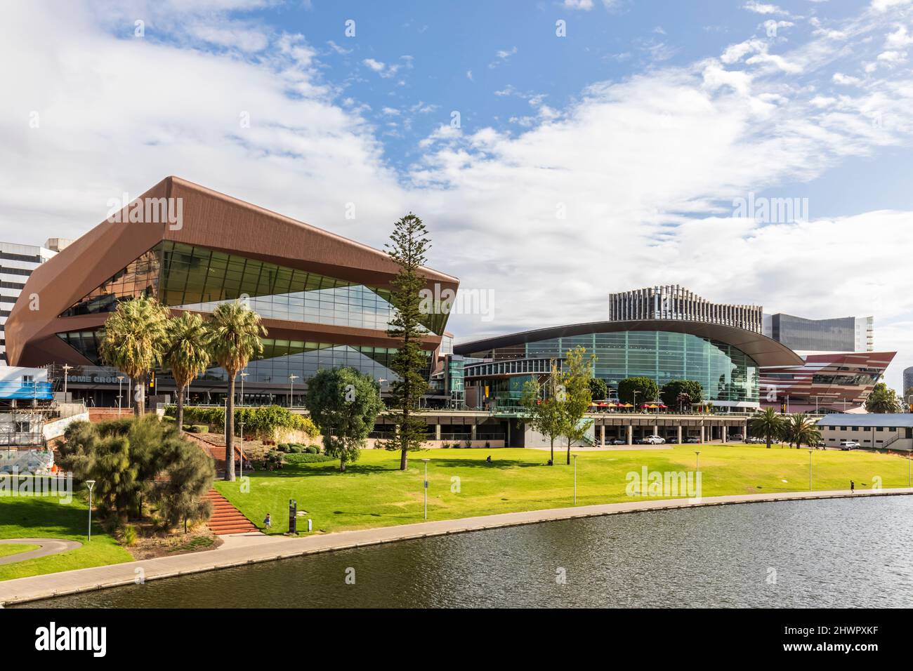 Australien, Südaustralien, Adelaide, River Torrens und Elder Park mit Adelaide Convention Center im Hintergrund Stockfoto