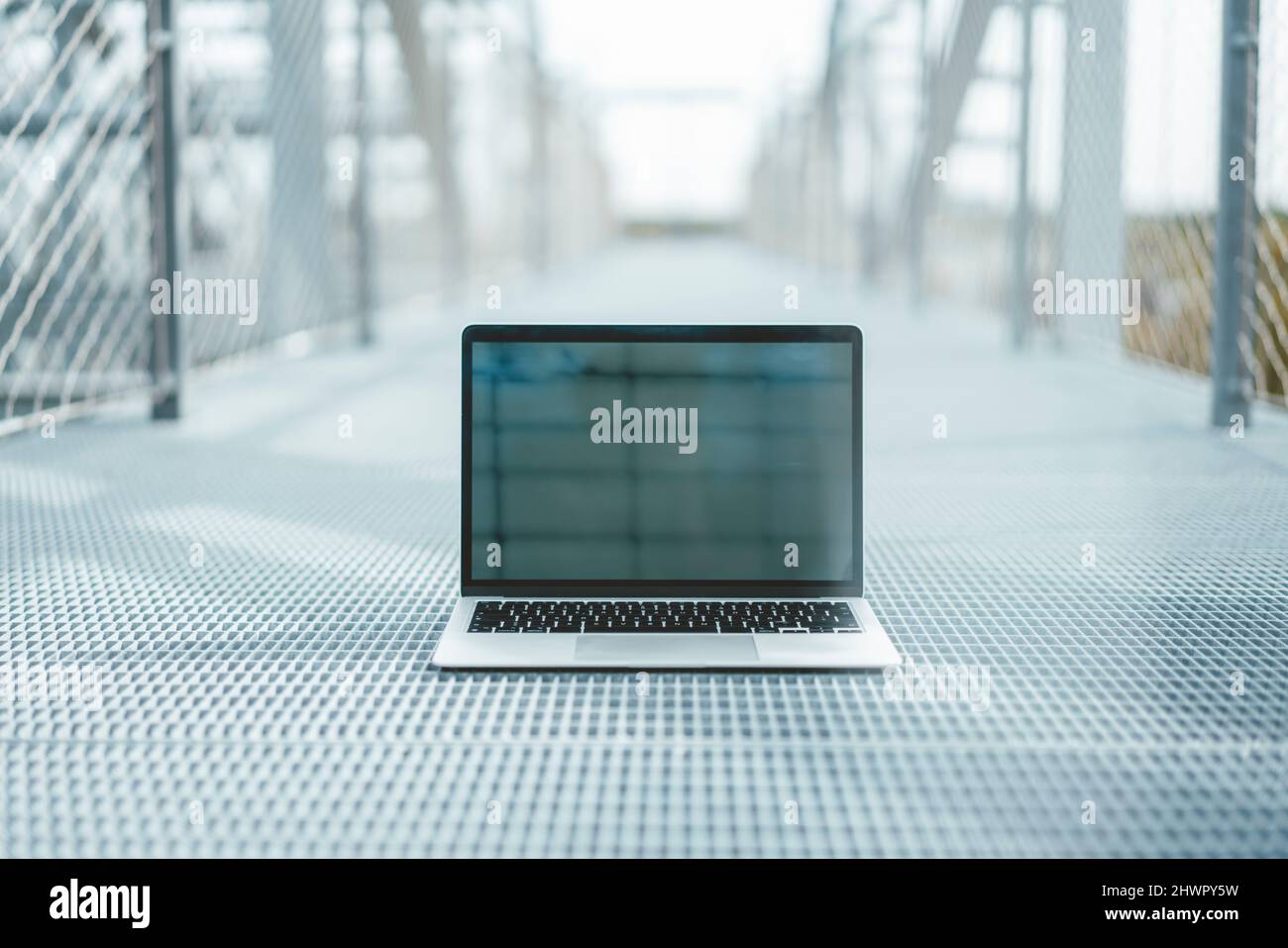 Laptop auf Metallboden im Büro Stockfoto